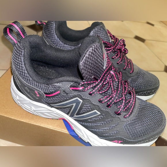 Women’s New balance All Terrain shoes - Picture 2 of 6